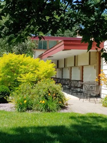Motel The Usonian Inn Llc