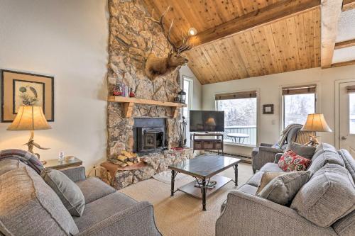 Year-round Mountain Getaway With Hot Tub, Golf Access
