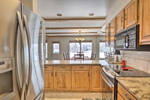 Year-round Mountain Getaway With Hot Tub, Golf Access