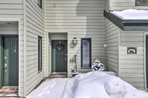 Year-round Mountain Getaway With Hot Tub, Golf Access