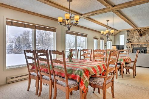 Year-round Mountain Getaway With Hot Tub, Golf Access