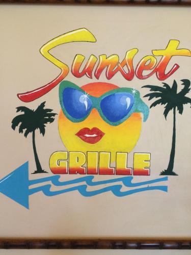 Beachfront 1 Bed W/ On Site Tiki Bar/restaurant!