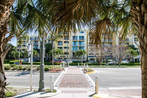 1 Bed Direct Beach Access, Close To J.w. Marriott!!