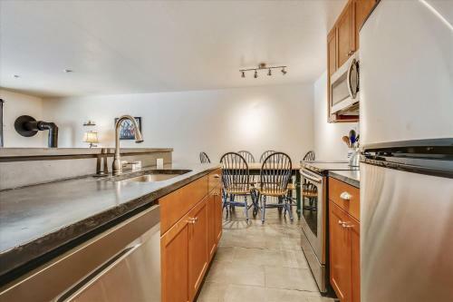 Squaw Peak Condo By The Village