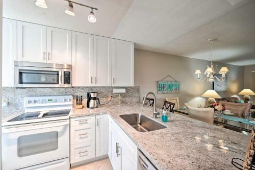 Apartamento Island Oasis With Pool Access, Steps To Beach!