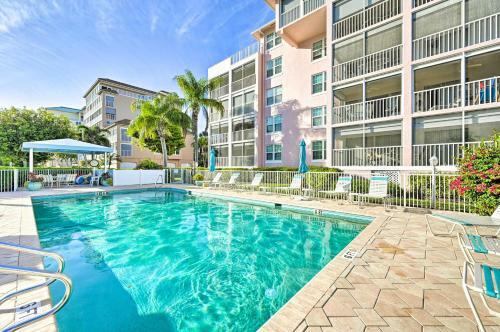 Apartamento Island Oasis With Pool Access, Steps To Beach!
