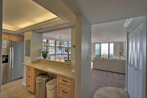 Apartamento Coastal Condo With Pool Access, Steps To Beach!