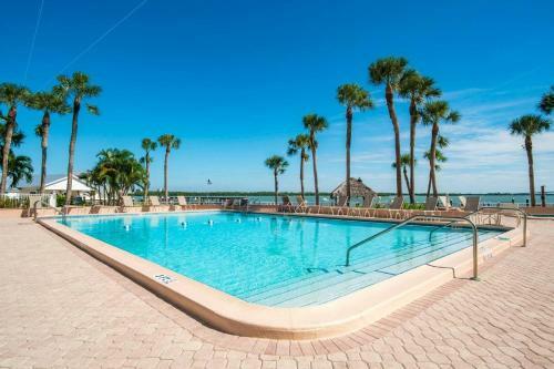 Riverside Club E201