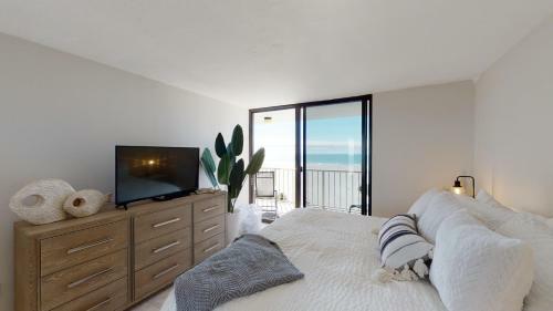 Views! Views! Views! Beachfront End Unit At South Seas