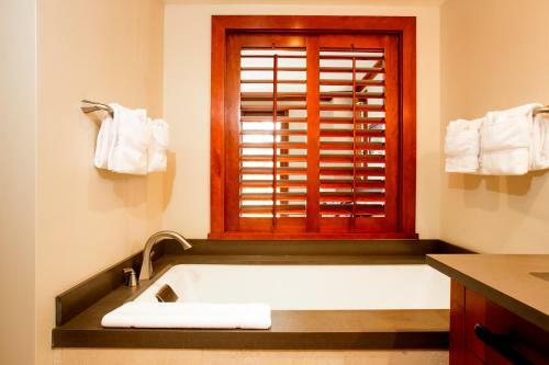 Large 2 Bed, 2 Bath Corner Villa At Beach Villas At Ko Olina Ot210