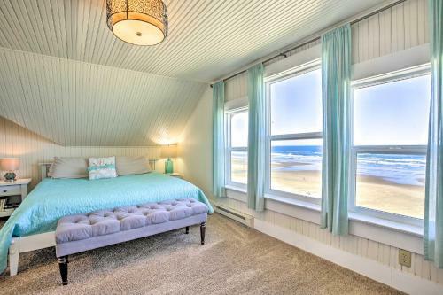 Beachfront Newport Cottage With Private Hot Tub