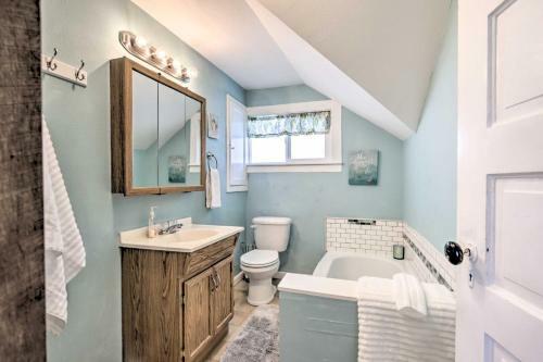 Beachfront Newport Cottage With Private Hot Tub