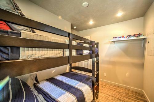 Cabin With Pool Access - Steps To Table Rock Lake!