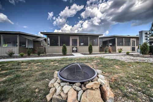 Cabin With Pool Access - Steps To Table Rock Lake!