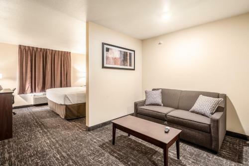 Cobblestone Hotel & Suites - Newport