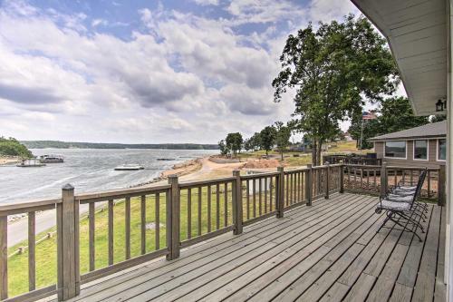 Updated Lakefront Cottage Walk To Boat Ramp!
