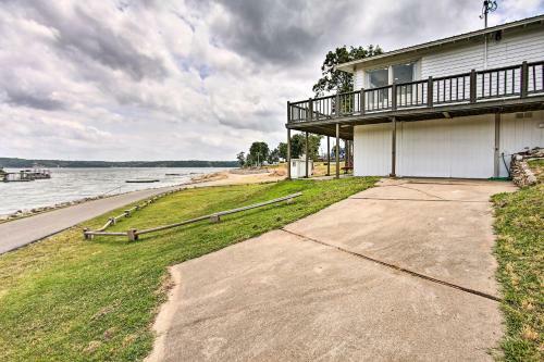 Updated Lakefront Cottage Walk To Boat Ramp!