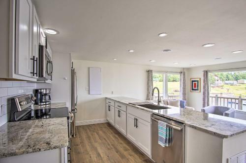 Updated Lakefront Cottage Walk To Boat Ramp!