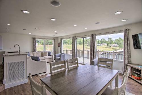 Updated Lakefront Cottage Walk To Boat Ramp!