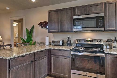 Charming Cabin With Patio - Walk To Table Rock!
