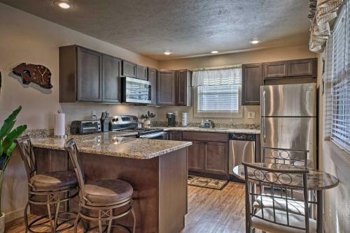 Charming Cabin With Patio - Walk To Table Rock!