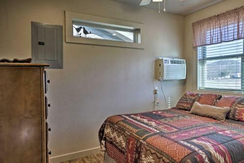 Charming Cabin With Patio - Walk To Table Rock!