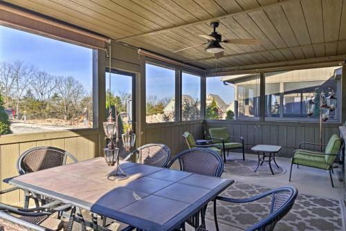 Charming Cabin With Patio - Walk To Table Rock!