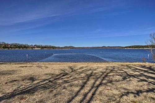 Charming Cabin With Patio - Walk To Table Rock!