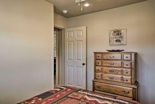 Charming Cabin With Patio - Walk To Table Rock!