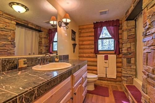 Duck Creek Village Cabin With Deck And Fire Pit!