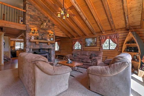 Duck Creek Village Cabin With Deck And Fire Pit!