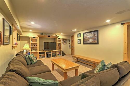 Duck Creek Village Cabin With Deck And Fire Pit!