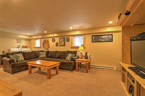 Duck Creek Village Cabin With Deck And Fire Pit!