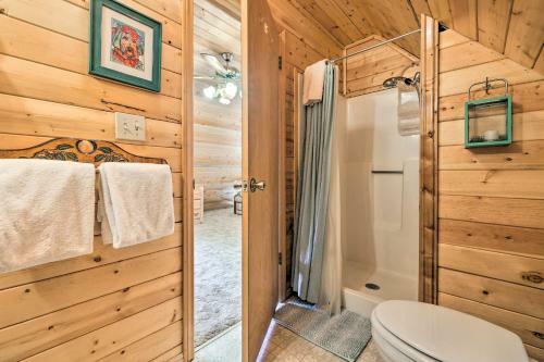 Rustic Duck Creek Village Cabin With Fire Pit!