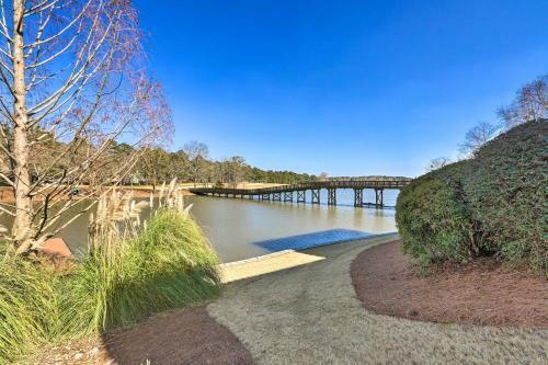 Apartamento Luxe Condo With Golf Course View And Lake Access!