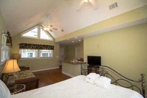 389 Wahoo Drive - Six Bedroom House