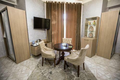 Leader Hotel