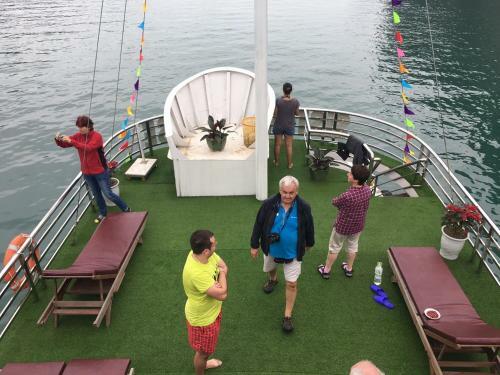 Cat Ba Gem Cruises