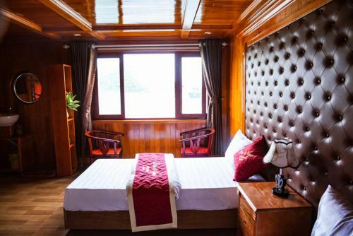 Cat Ba Gem Cruises