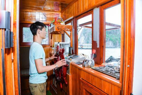 Cat Ba Gem Cruises