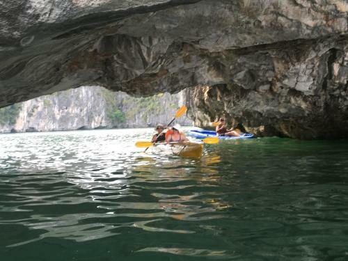 Cat Ba Gem Cruises