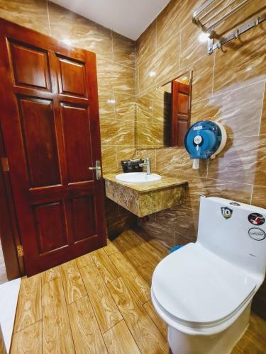 Ho�ng Gia Hotel C�n ??o