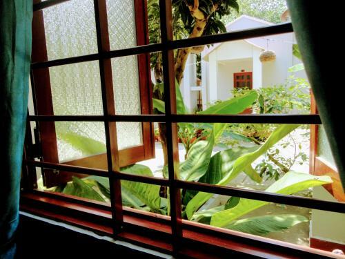 Eden House & Coffee Con Dao