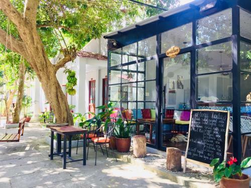 Eden House & Coffee Con Dao