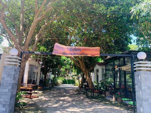Eden House & Coffee Con Dao