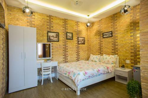 Ken's Backpackers Hotel