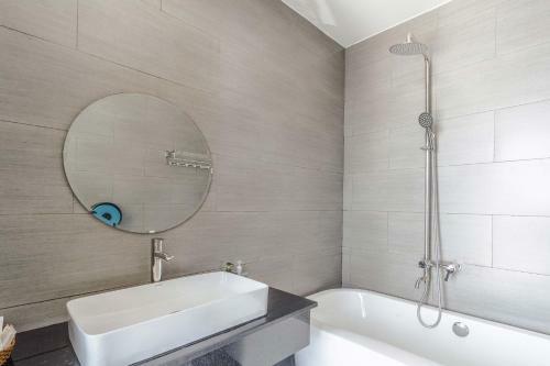 ?� L?t Mega Sky Hotel