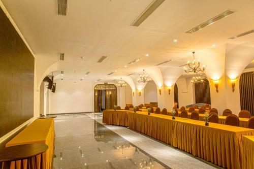 Dong Duong Hotel & Suites