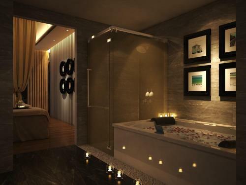 Maximilan Danang Beach Hotel
