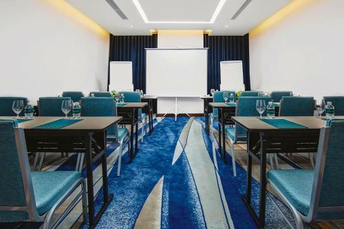 Maximilan Danang Beach Hotel